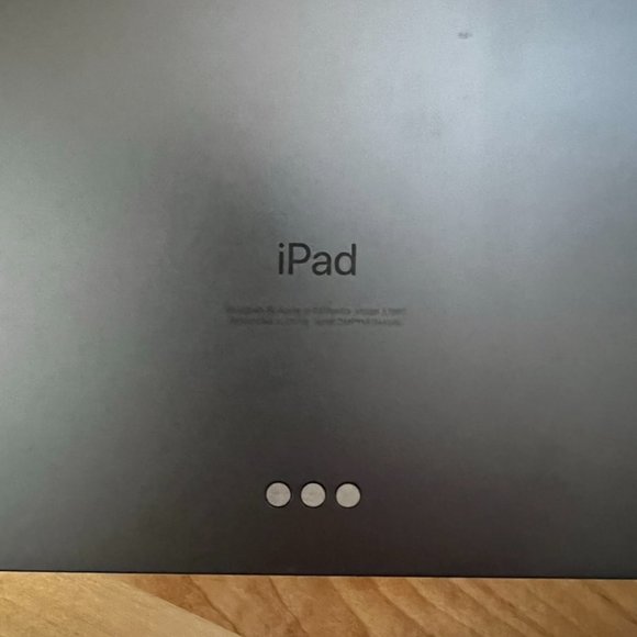 GOOD AS NEW --iPad Air (5th generation) -- STILL UNDER WARRANTY - Picture 3 of 5